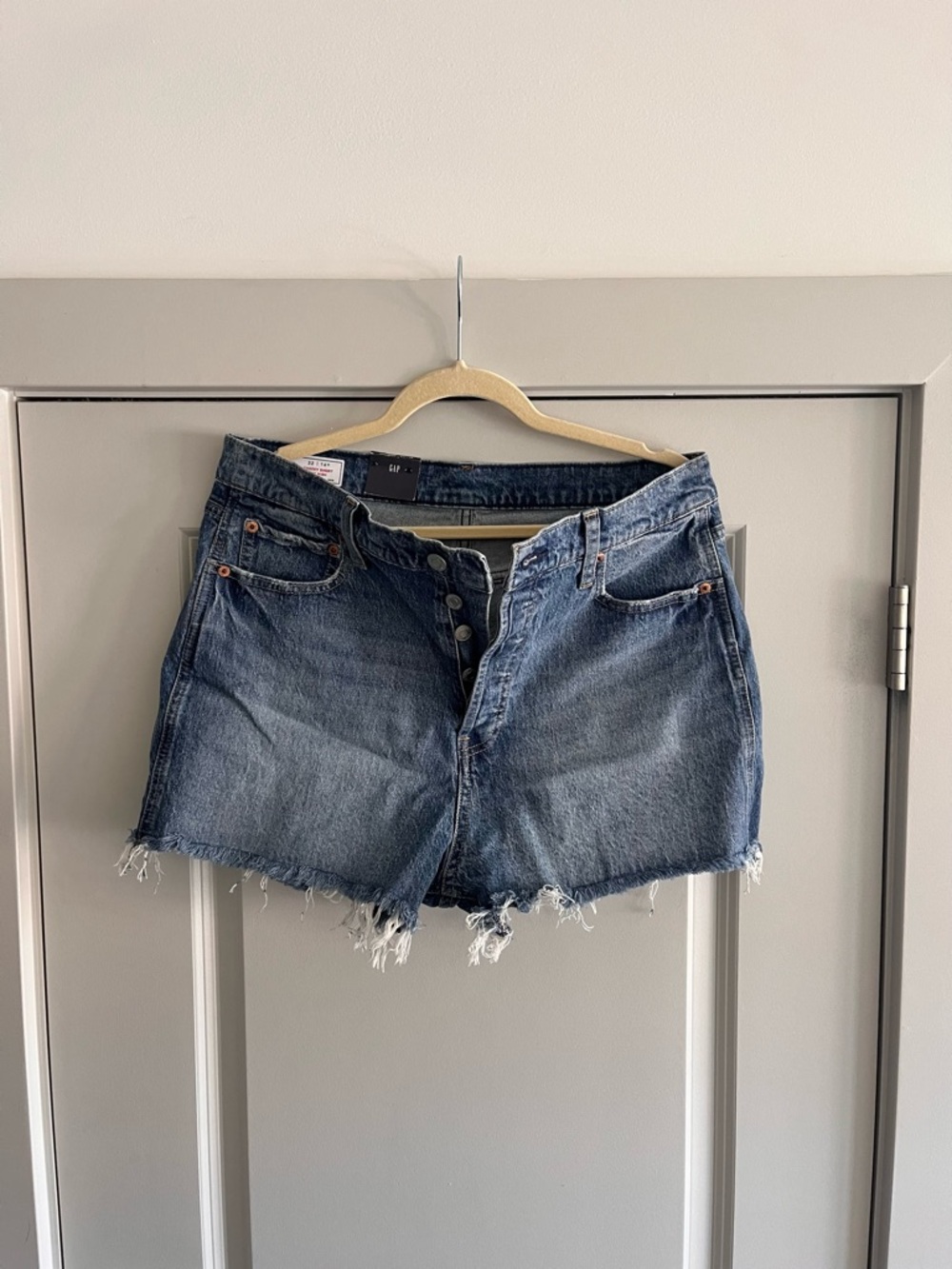 GAP Women’s High-Rise Frayed Hem Denim Shorts - Blue